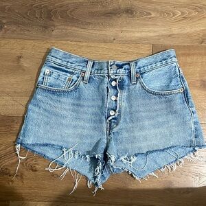 Levi’s w 27 Light Wash Cut Off Button Up Jean Short w/pockets